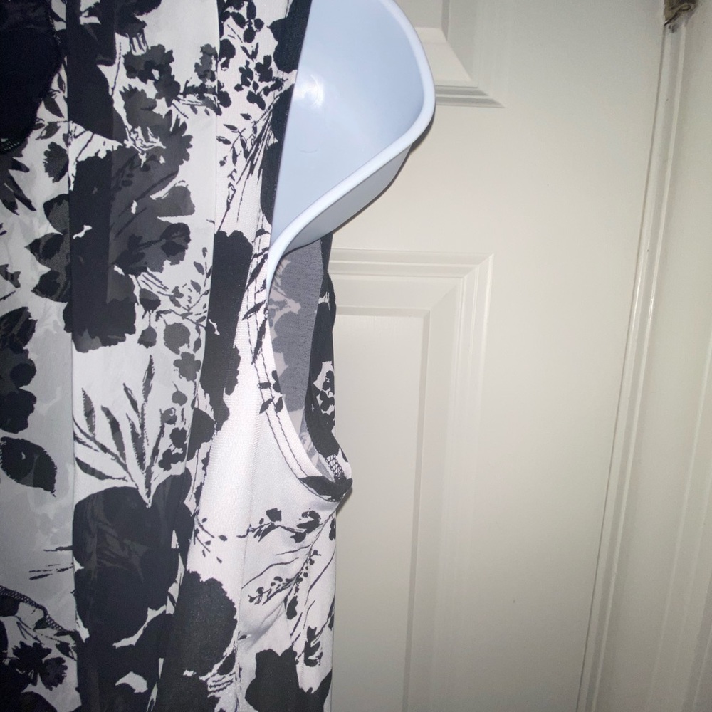 Chic Black and White Floral Blouse. NWT - Picture 6 of 8